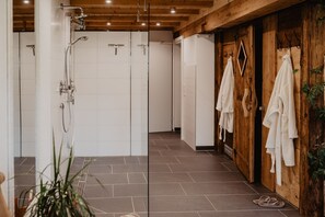 Shower, hair dryer, towels - Apartment 'Im Heustock, 130qm' with Shared Terrace, Shared Garden and Wi-Fi (Titisee-Neustadt)