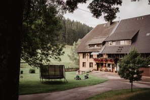 Exterior - Apartment 'Im Heustock, 130qm' with Shared Terrace, Shared Garden and Wi-Fi (Titisee-Neustadt)