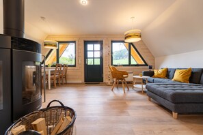 Een televisie, een open haard en een tafeltennistafel