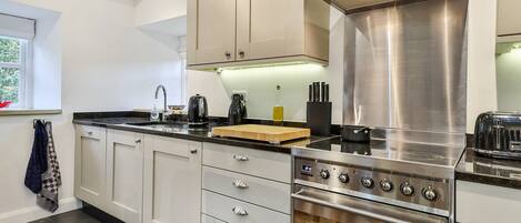 ثلاجة، ميكروويف، فرن، موقد طهي مسطح