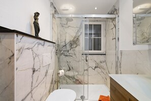 Shower, hair dryer, towels
