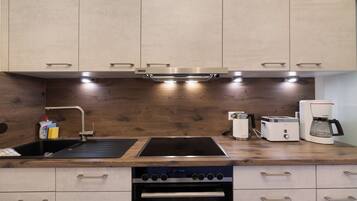 KĂŒhlschrank, Mikrowelle, Ofen, Herdplatte