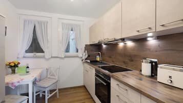 Frigorifero, microonde, forno, piano cottura