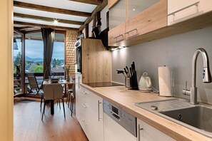 Kjøleskap, ovn, kokeplater og oppvaskmaskin