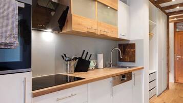 Een koelkast, een oven, een kookplaat, een vaatwasser