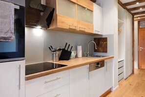 Fridge, oven, stovetop, dishwasher