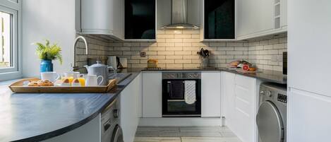 Frigorifero, forno, piano cottura, lavastoviglie
