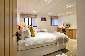 5 bedrooms, iron/ironing board, Internet