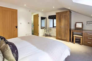 5 bedrooms, iron/ironing board, internet