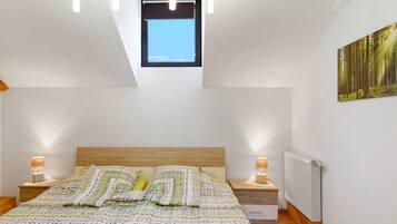 3 bedrooms, iron/ironing board, free WiFi, bed sheets