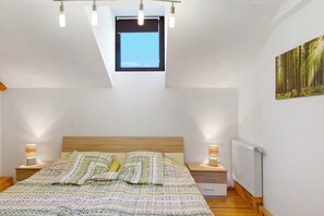 3 bedrooms, iron/ironing board, free WiFi, bed sheets