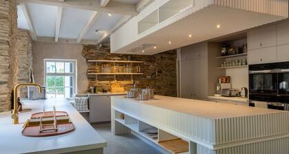 Restored House in Padstow with Hot Tub