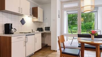 Kühlschrank, Mikrowelle, Herdplatte, Wasserkocher mit Kaffee-/Teezubehör