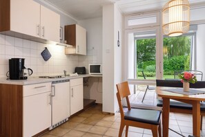 Réfrigérateur, micro-ondes, plaque de cuisson, cafetière/bouilloire