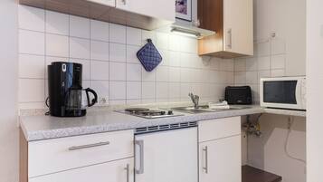 Kühlschrank, Mikrowelle, Herdplatte, Wasserkocher mit Kaffee-/Teezubehör