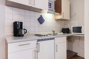 Réfrigérateur, micro-ondes, plaque de cuisson, cafetière/bouilloire
