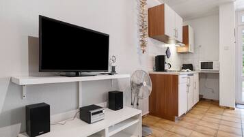 Kühlschrank, Mikrowelle, Herdplatte, Wasserkocher mit Kaffee-/Teezubehör