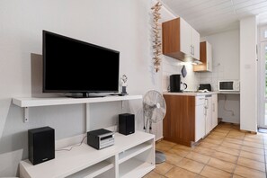 Réfrigérateur, micro-ondes, plaque de cuisson, cafetière/bouilloire