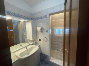 Dutxa, assecador de cabells, bidet i tovalloles