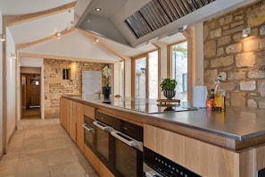 Fridge, microwave, oven, stovetop - Luxury Home in Painswick by St. Mary’s Church (Painswick)