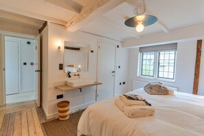 9 bedrooms, iron/ironing board, free WiFi