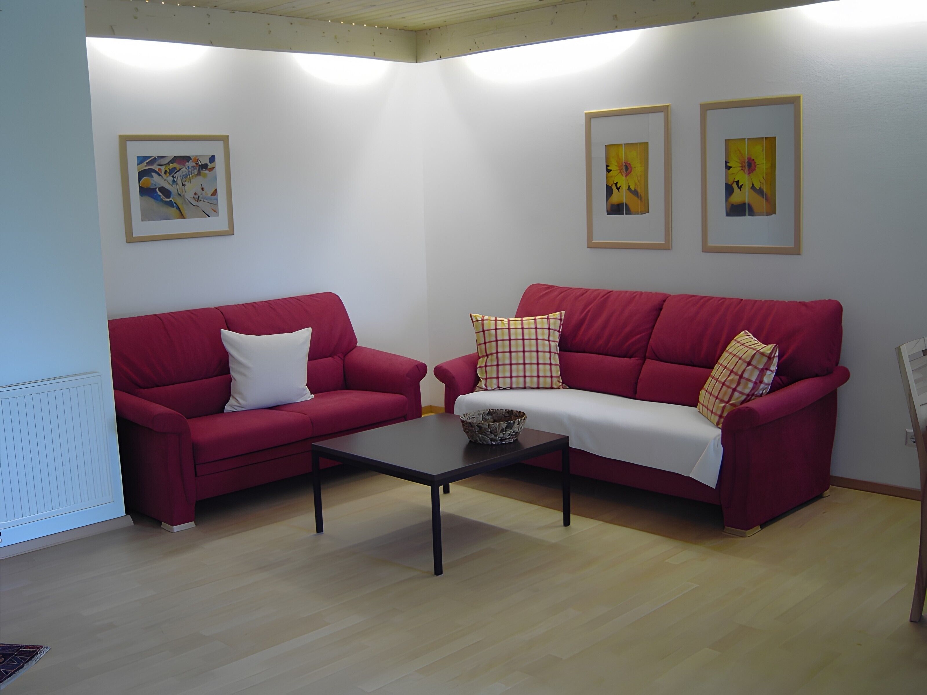 Una televisión, una mesa de tenis de mesa, un reproductor estéreo