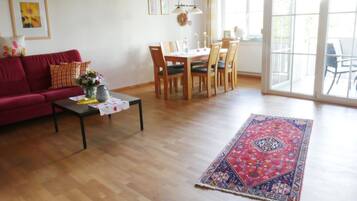 TV, mesa de pingue-pongue, aparelho de som