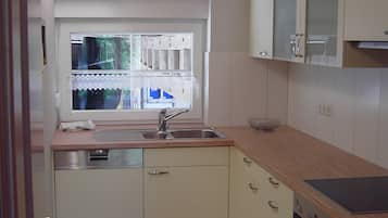 KĂŒhlschrank, Mikrowelle, Ofen, Herdplatte