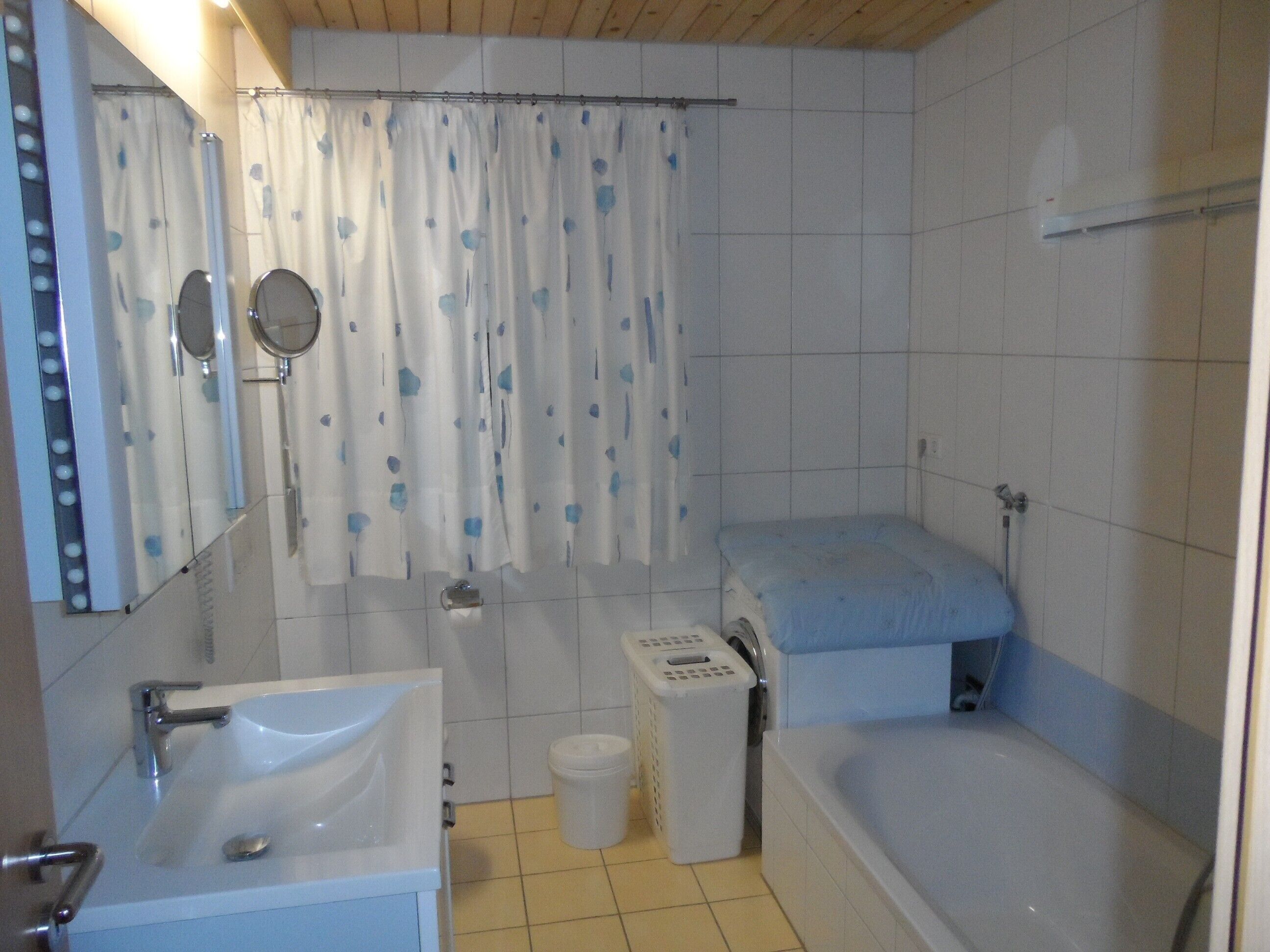 Een douche, een haardroger, handdoeken