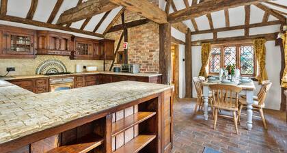 Cottage in Crawley Down with Hot Tub & Tennis