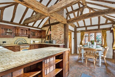 Cottage in Crawley Down with Hot Tub & Tennis