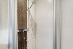 Douche, séchoir à cheveux, serviettes fournies