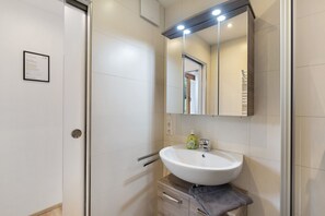 Douche, sèche-cheveux, serviettes fournies