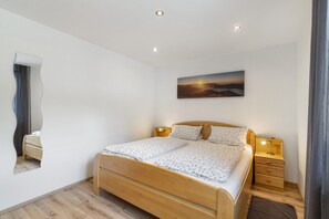 1 slaapkamer, een strijkplank/strijkijzer, gratis wifi, beddengoed