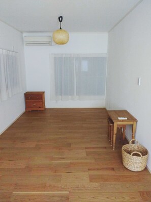 Interior - Reset to Keep Growing A moment to reset and update yourself in a tranquil environment surrounded by mountains and the sea. (葉山町)