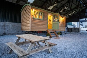 Outdoor dining - Shepherd's Hut in Devon by Scenic Lake (Beaworthy)