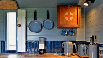 Fridge, oven, stovetop, electric kettle