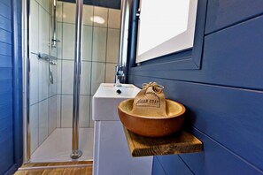 Dusche, umweltfreundliche Kosmetikartikel, HandtĂŒcher