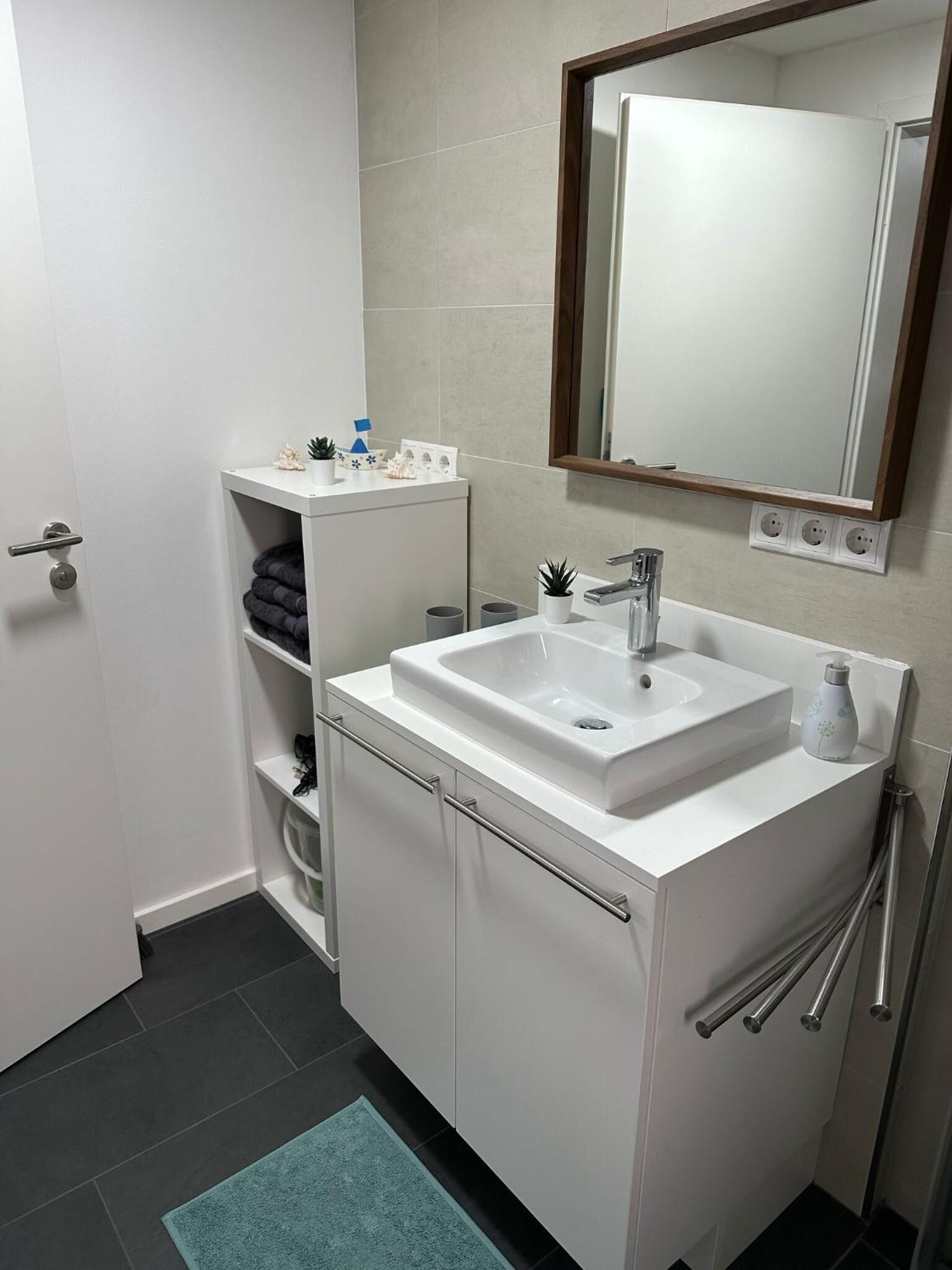 Suihku, hiustenkuivaaja, pyyhkeet