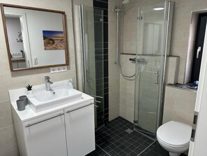 Douche, séchoir à cheveux, serviettes fournies