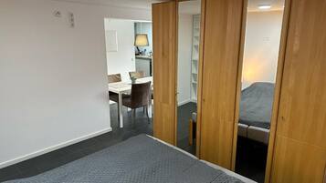 1 habitación, tabla de planchar con plancha, wifi gratis y ropa de cama