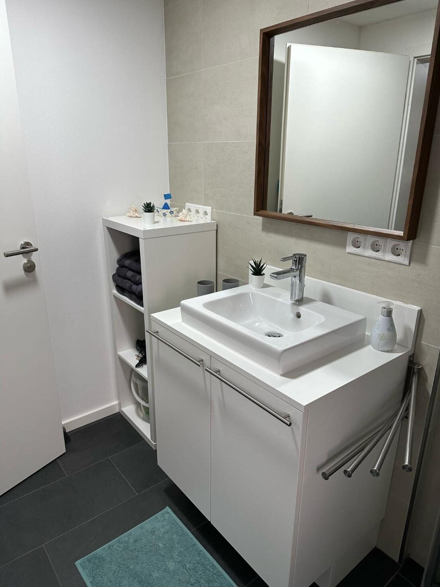 Regadera, secadora de cabello, toallas 