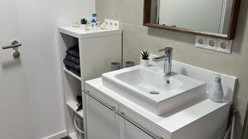 Regadera, secadora de cabello, toallas