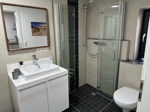 Dusche, Haartrockner, Handtücher