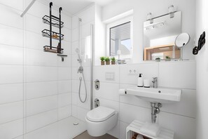 Shower, hair dryer - Holiday Apartment 'Maltes' with Sea View, Private Terrace and Wi-Fi (Kappeln)