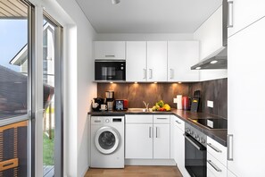 Kjøleskap, mikrobølgeovn, ovn og kokeplater