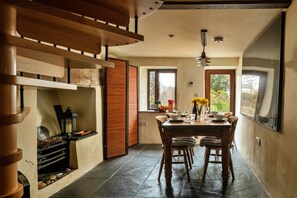 Dining - Cottage in Snowdonia with Stunning Mountain Views (Llan Ffestiniog)