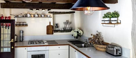 Frigorifero, forno, piano cottura, tostapane