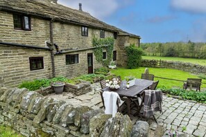Outdoor dining - Cottage in Hawkshaw with Countryside Views (Bury)