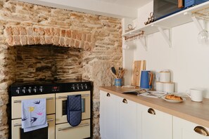 Fridge, microwave, oven, stovetop - Holiday Home in Tywardreath near Par Beach (Tywardreath)